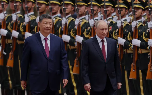 Xi Jinping e Vladimir Putin passam tropas em revista 