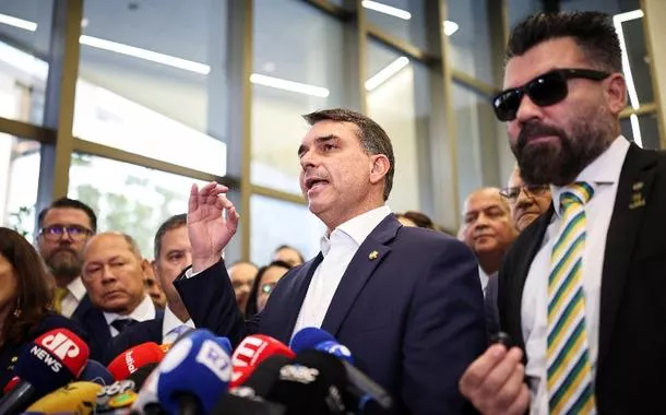 Cúpula do PL enquadra Flávio Bolsonaro e dá ultimato sobre rumo da candidatura