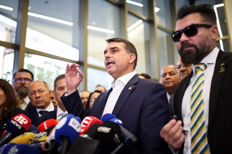 Senador Flavio Bolsonaro fala com jornalistas, em Brasília, após reunião com aliados
19 de maio de 2026
REUTERS/Mateus Bonomi