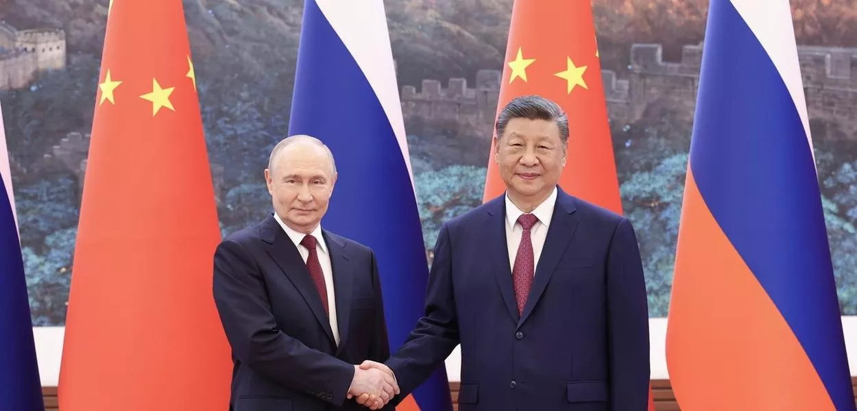 Presidentes Vladimir Putin e Xi Jinping