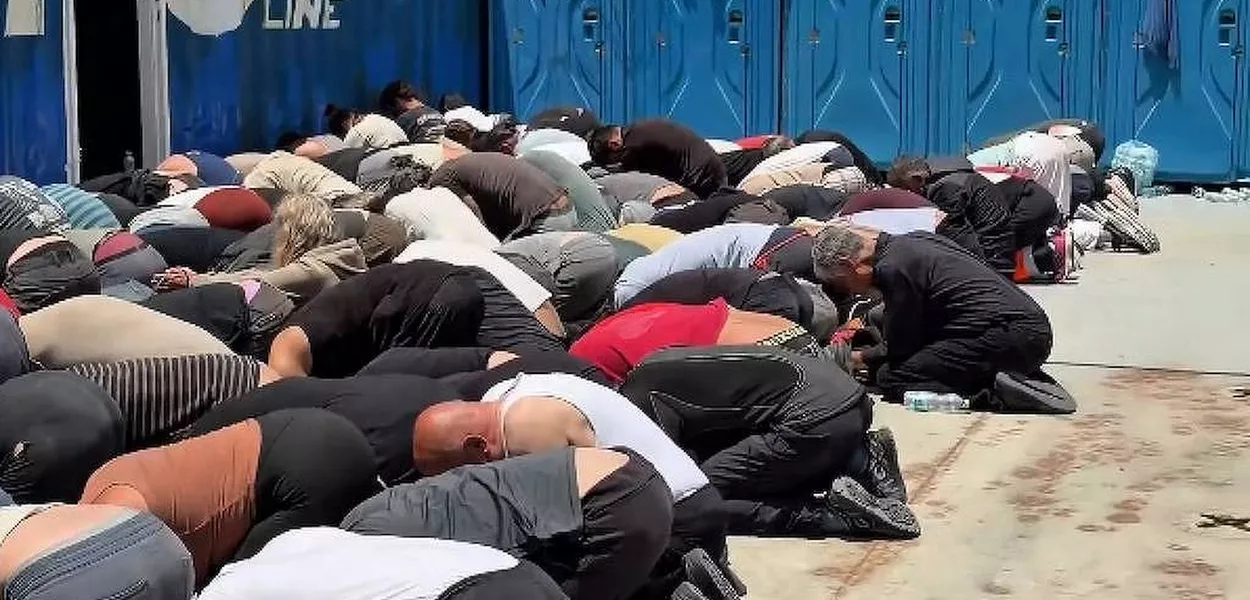 Ativistas da Flotilha Global Sumud ajoelhados durante prisão ilegal por Israel