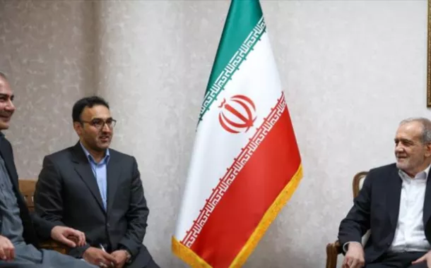 O presidente iraniano Masoud Pezeshkian (à direita) reúne-se com o ministro do Interior paquistanês Mohsin Raza Naqvi (à esquerda)