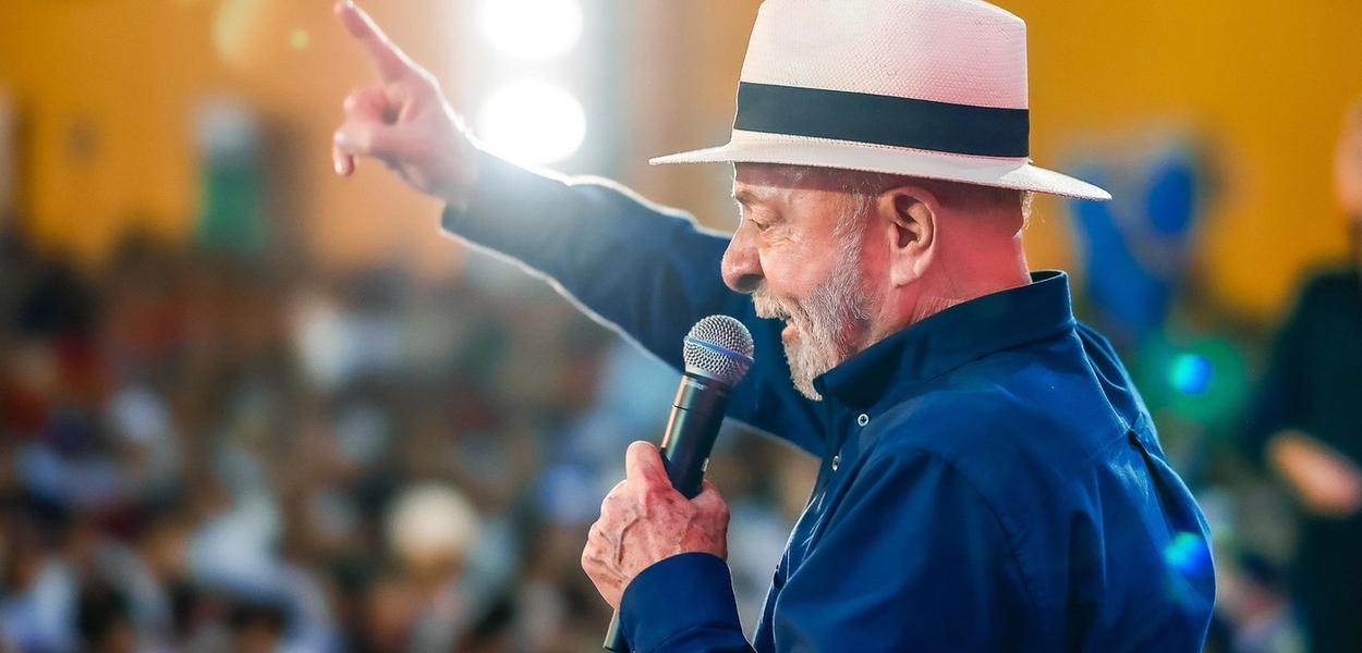 Cover image for Lula defende uso das cores verde e amarelo pela esquerda durante a Copa e critica apropriação por “fascistas”