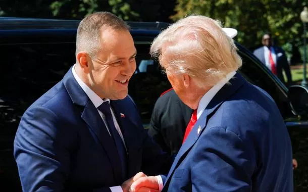 O presidente dos Estados Unidos, Donald Trump, cumprimenta o presidente da Polônia, Karol Nawrocki, na Casa Branca, em Washington, D.C., Estados Unidos, em 3 de setembro de 2025