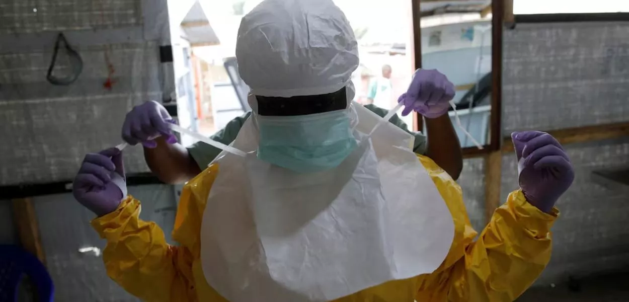 Um profissional de saúde veste equipamento de proteção contra o ebola em Beni, na República Democrática do Congo
