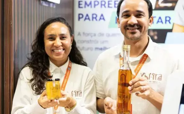 Lorene Kássia Barbosa e Francisco Melo Medeiros, sócios da empresa Ybí-Ira Mel da Terra, que comercializa mel da abelha Jandaíra, nativa do sertão do RN 