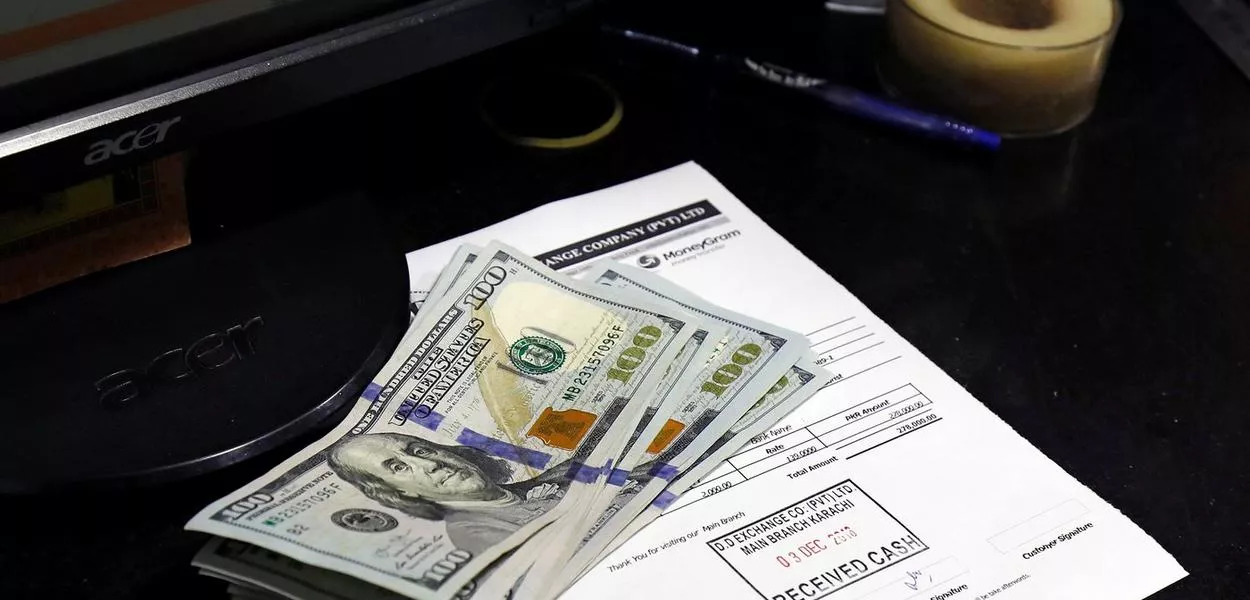 Notas de dólar americano em casa de câmbio em Karachi, Paquistão, 3 de dezembro de 2018
