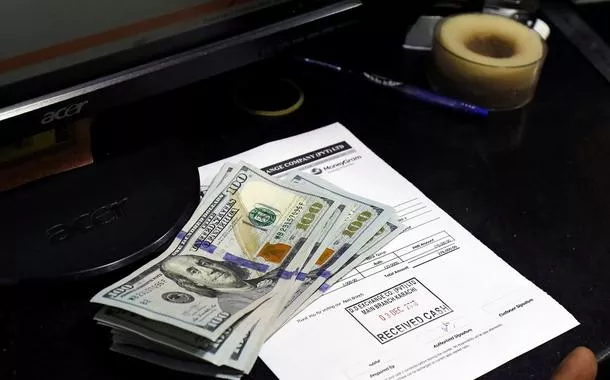 Notas de dólar americano em casa de câmbio em Karachi, Paquistão, 3 de dezembro de 2018