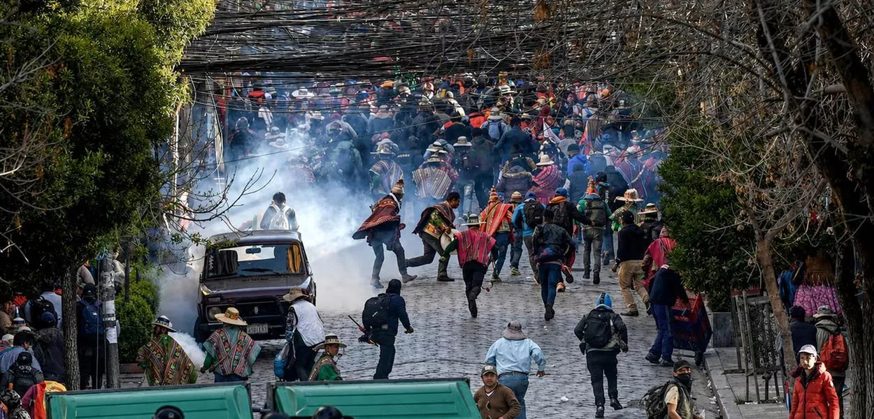 Policiais entraram em confronto com manifestantes durante uma marcha de protesto de apoiadores do ex-presidente boliviano Evo Morales, após ele ter sido impedido pela Corte Constitucional da Bolívia de concorrer à eleição presidencial deste ano, em La Paz, Bolívia