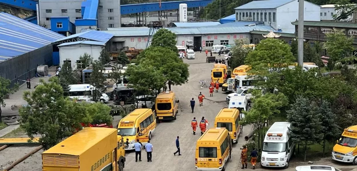 Equipes de resgate após explosão na mina de carvão de Liushenyu, no condado de Qinyuan, província de Shanxi, China