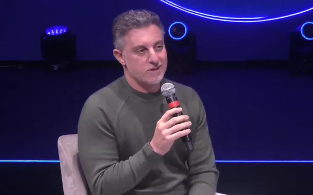 Luciano Huck diz que Brasil precisa "furar bolhas" e critica "loteria do CEP"