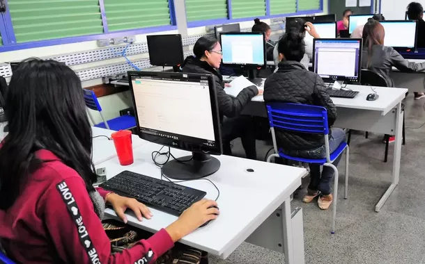 Brasil supera 100 mil escolas públicas com internet gratuita