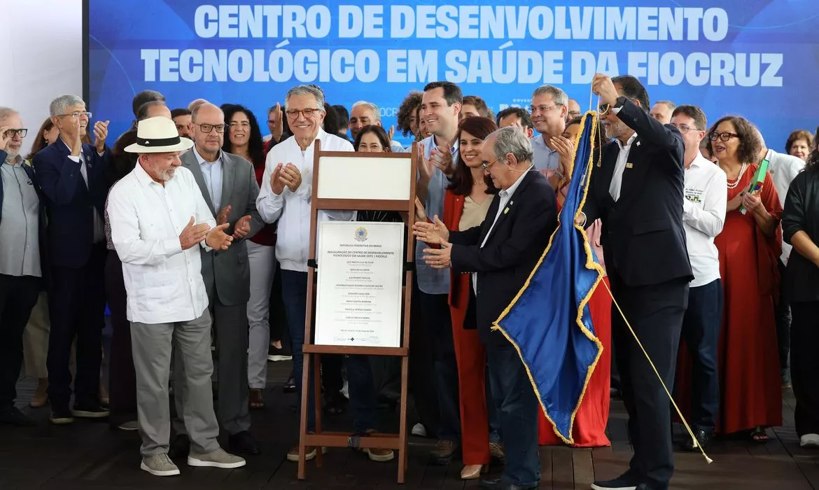 Brasil não é menor nem menos competitivo do que ninguém, diz Lula