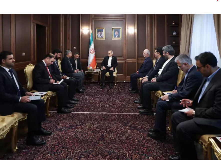 O presidente iraniano Masoud Pezeshkian se reúne com o ministro do Interior do Paquistão, Mohsin Naqvi, em Teerã, Irã, em 17 de maio de 2026