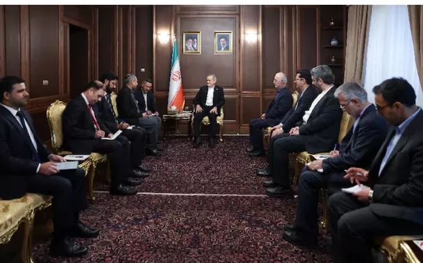 O presidente iraniano Masoud Pezeshkian se reúne com o ministro do Interior do Paquistão, Mohsin Naqvi, em Teerã, Irã, em 17 de maio de 2026