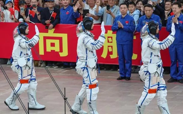Astronautas chineses antes da missão espacial Shenzhou-23