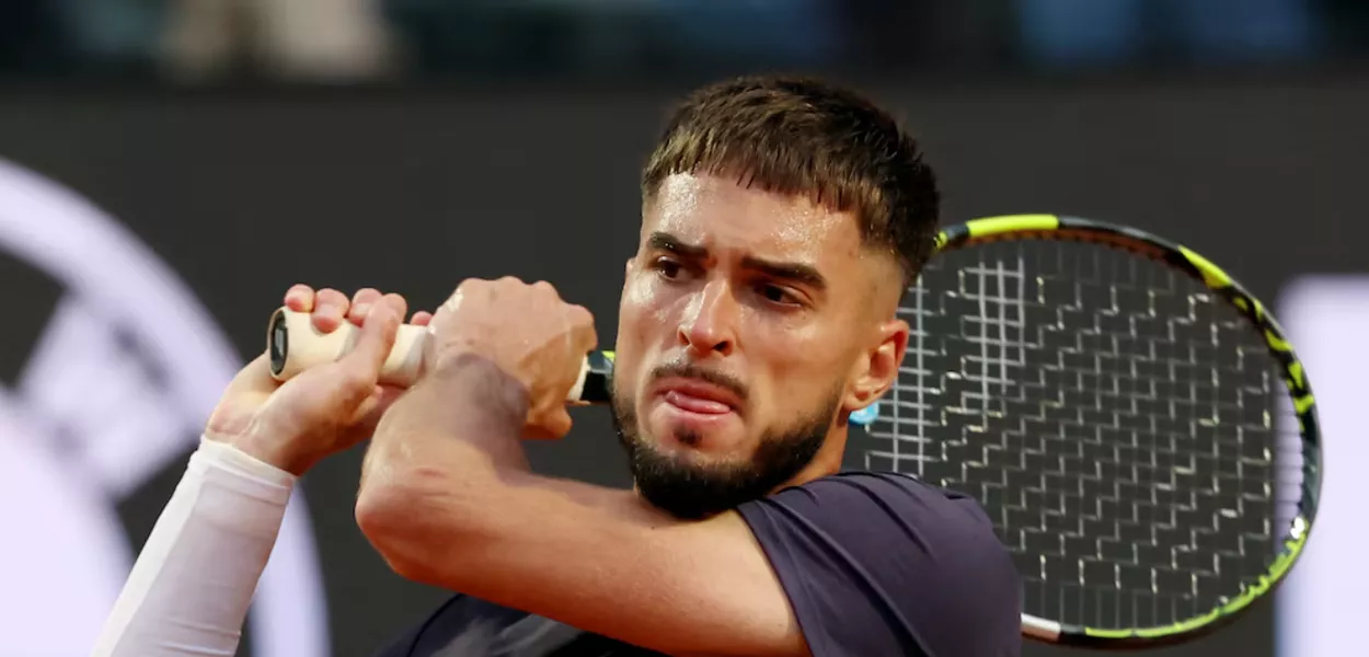 Tênis - Aberto da Itália - Foro Italico, Roma, Itália - 8 de maio de 2026. O croata Dino Prizmic com o sérvio Novak Djokovic após vencer sua partida da segunda rodada.