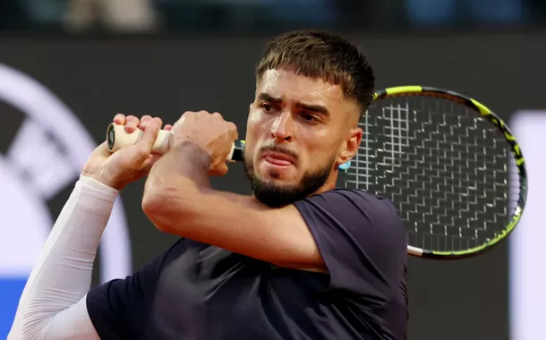 Tênis - Aberto da Itália - Foro Italico, Roma, Itália - 8 de maio de 2026. O croata Dino Prizmic com o sérvio Novak Djokovic após vencer sua partida da segunda rodada.