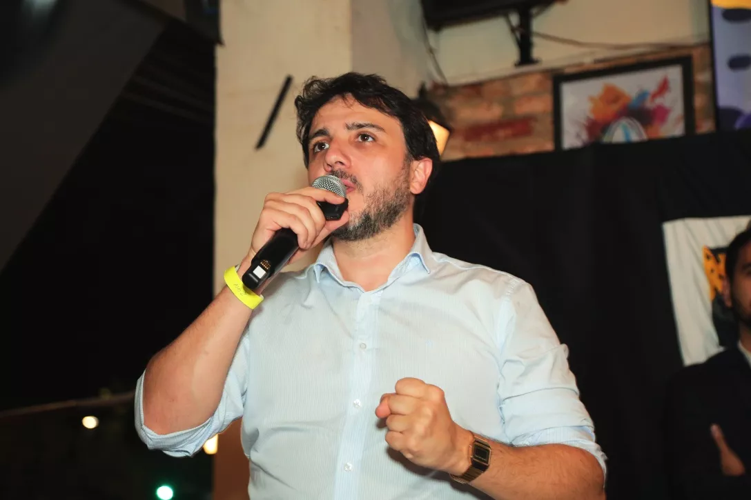 Renan Santos ironiza cobrança de R$ 41 mil movida pela Fazenda Nacional