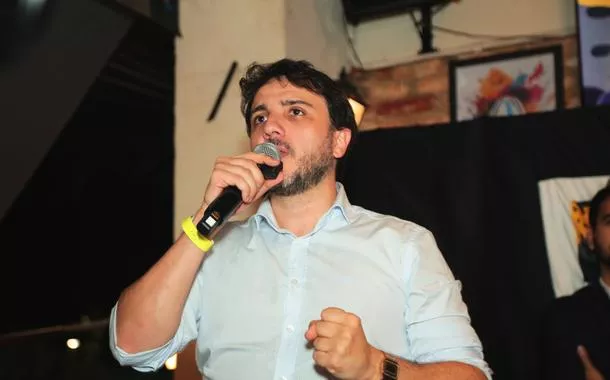 Renan Santos ironiza cobrança de R$ 41 mil movida pela Fazenda Nacional