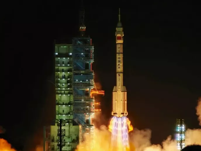 China lança com sucesso missão Shenzhou-23