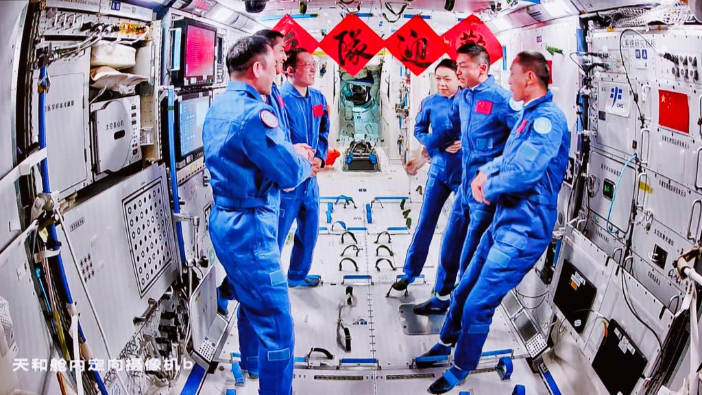 China lança com sucesso missão Shenzhou-23