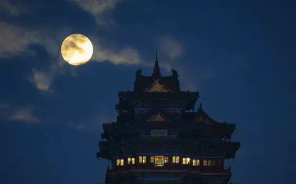 Uma lua cheia é vista acima da Torre Yuejiang, em Nanjing, na província de Jiangsu, no leste da China.