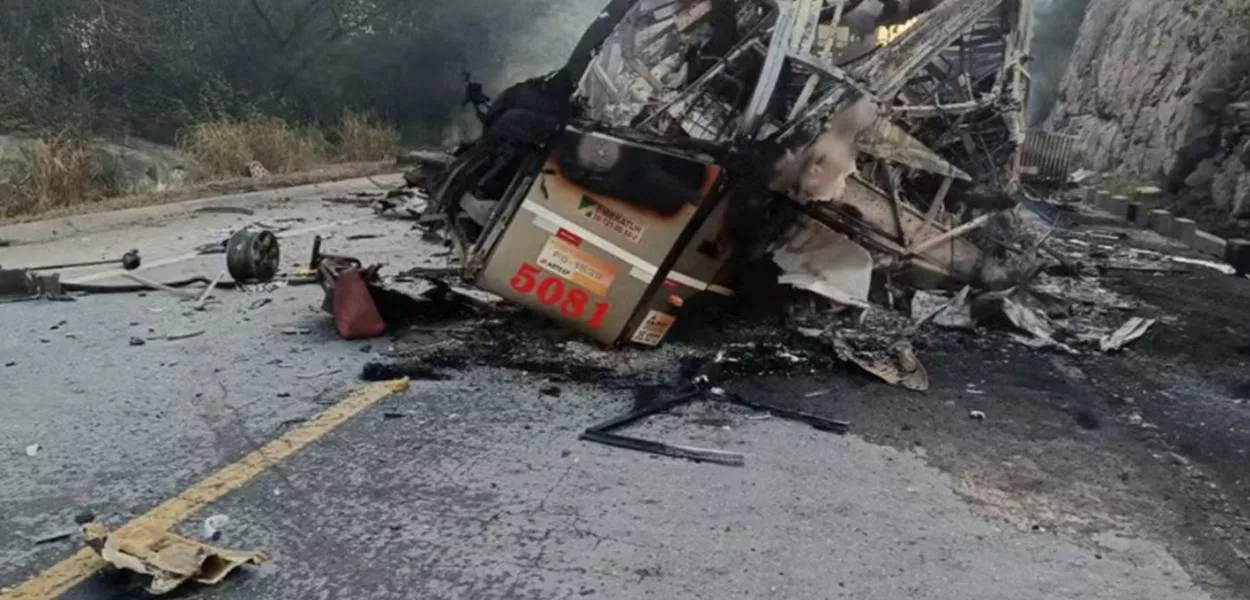 Veículos foram destruídos pelas chamas na BR-251