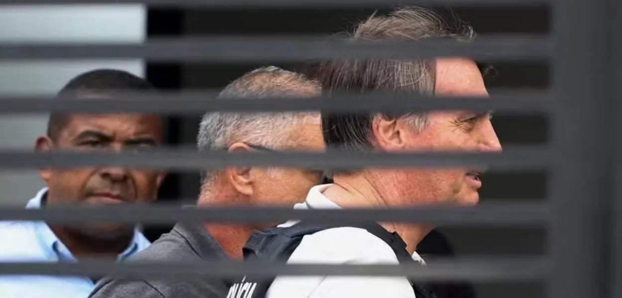 Jair Bolsonaro chega à casa onde cumpre pena em prisão domiciliar
