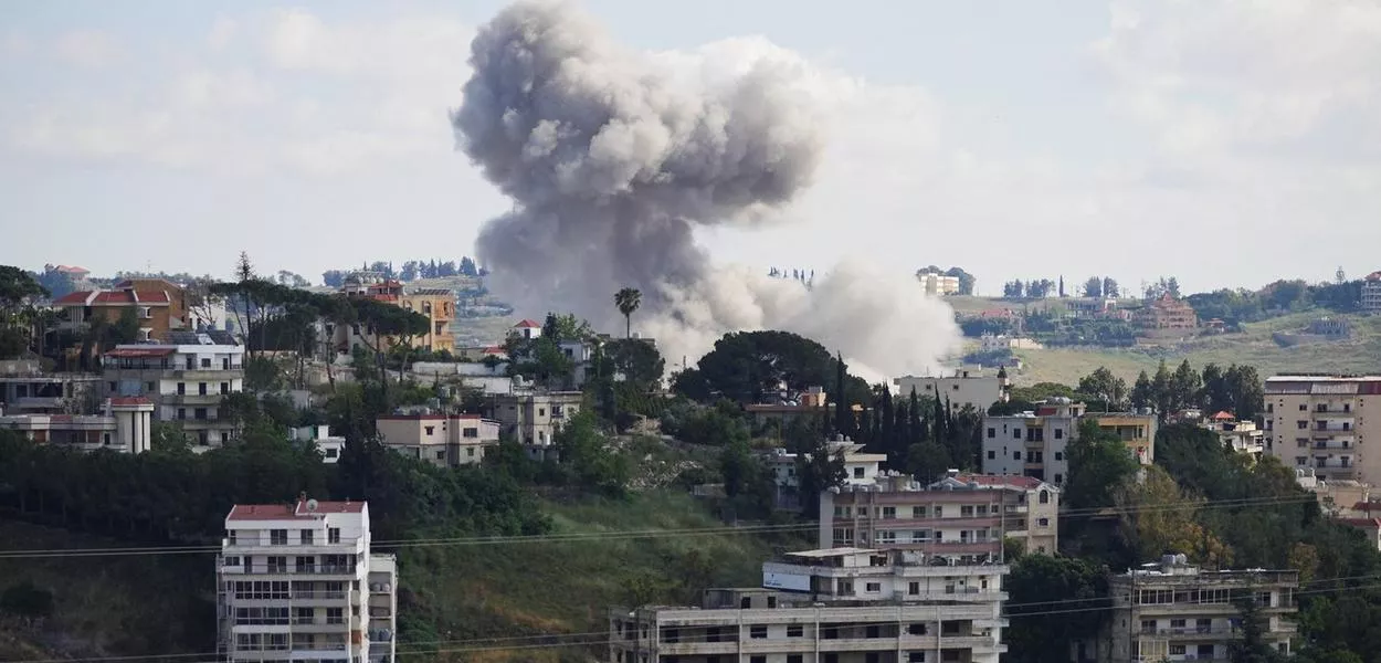 Fumaça se espalha no sul do Líbano após os ataques israelenses, vista de Nabatieh, Líbano
