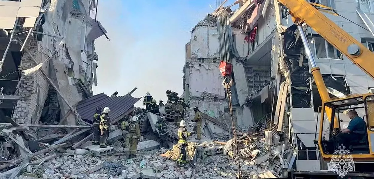 Equipes de resgate atuam entre os escombros de um dormitório destruído no Colégio Starobilsk, em Luhansk
