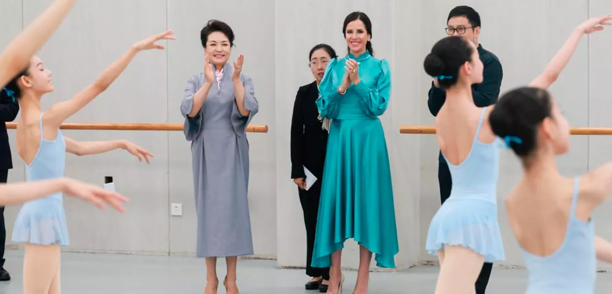 Peng Liyuan e primeira-dama da Sérvia visitam Academia de Dança de Beijing
