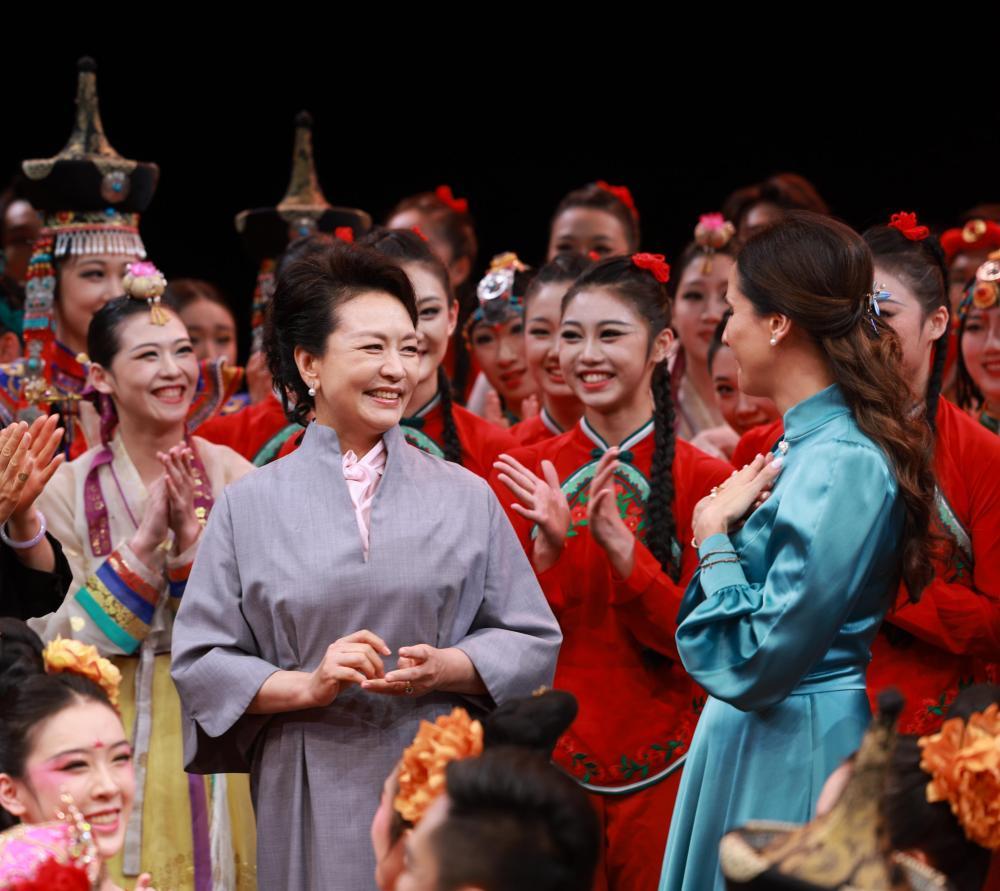Peng Liyuan e primeira-dama da Sérvia visitam Academia de Dança de Beijing