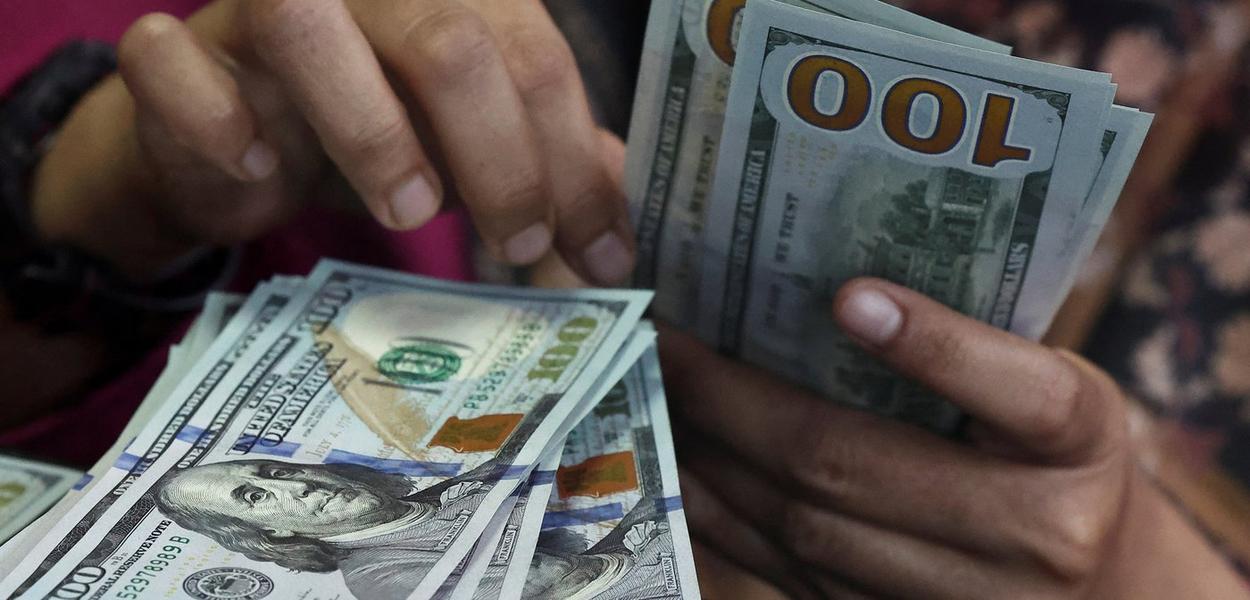 Cover image for Dólar fecha em baixa enquanto investidores acompanharam negociações entre EUA e Irã