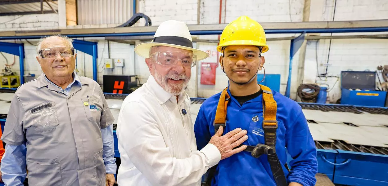 Lula ao lado de operário