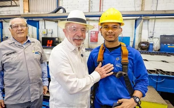 Lula ao lado de operário