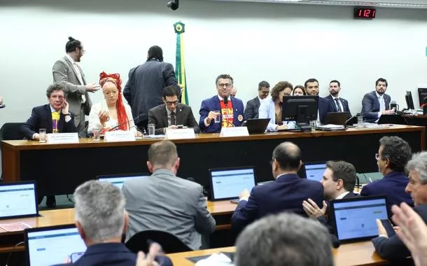 PEC entra na pauta e Câmara pode votar fim da escala 6x1 nesta quarta