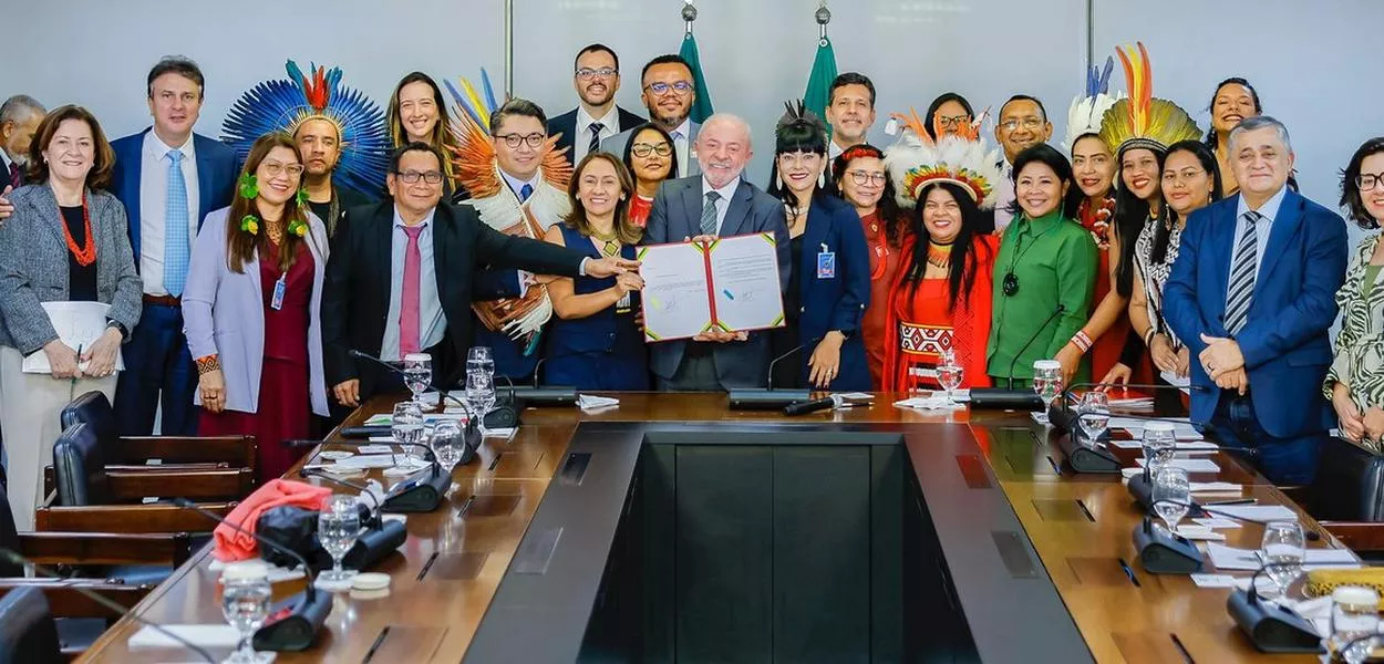 Presidente da República, Luiz Inácio Lula da Silva, durante sanção do Projeto de Lei n° 6132, de 2025, que cria a Universidade Federal Indígena (Unind), no Palácio do Planalto. Brasília - DF