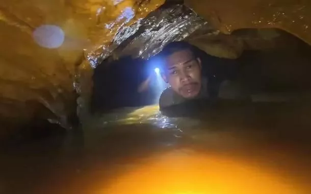 
Socorrista da equipe enviada da Tailândia para o Laos para tentar resgatar oos homens presos em caverna após enchente •