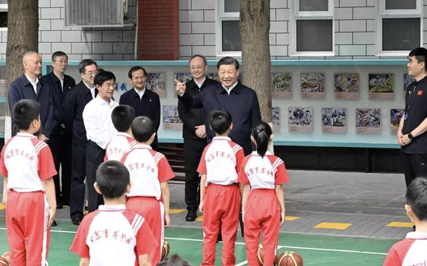 Xi Jinping incentiva crianças a dar continuidade às tradições revolucionárias