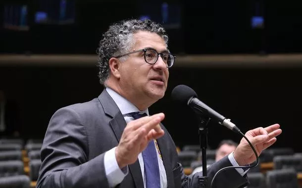 Alencar Santana aciona PF para investigar Flávio Bolsonaro por suposta ligação com crime organizado