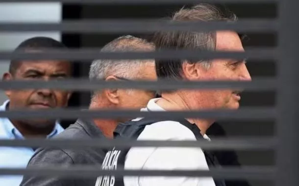 Jair Bolsonaro pede ao STF autorização para visita de encanador em residência onde cumpre prisão domiciliar