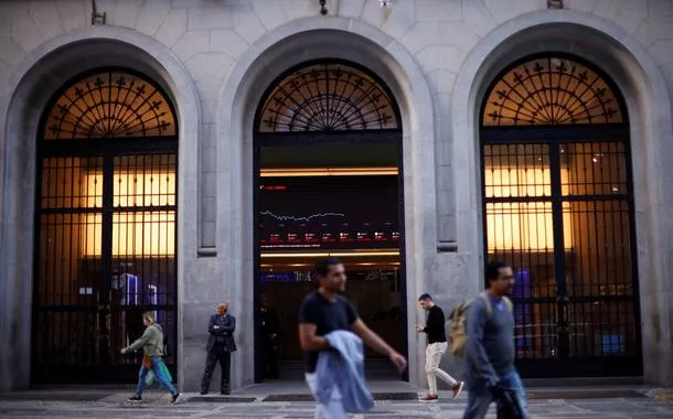 Pessoas caminham em frente à Bolsa de Valores B3 do Brasil em São Paulo, 6 de julho de 2023