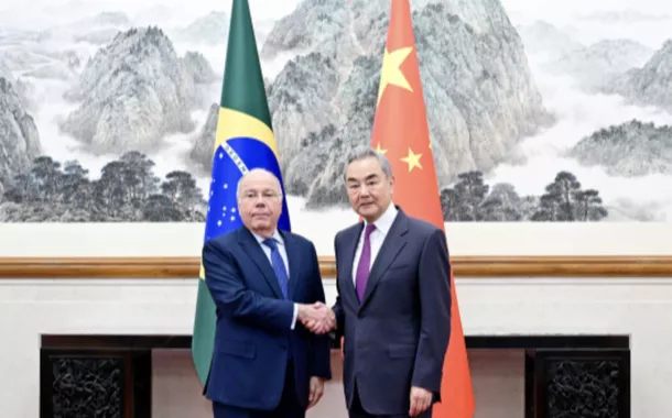 China apoia Brasil na defesa da soberania nacional, diz Wang Yi