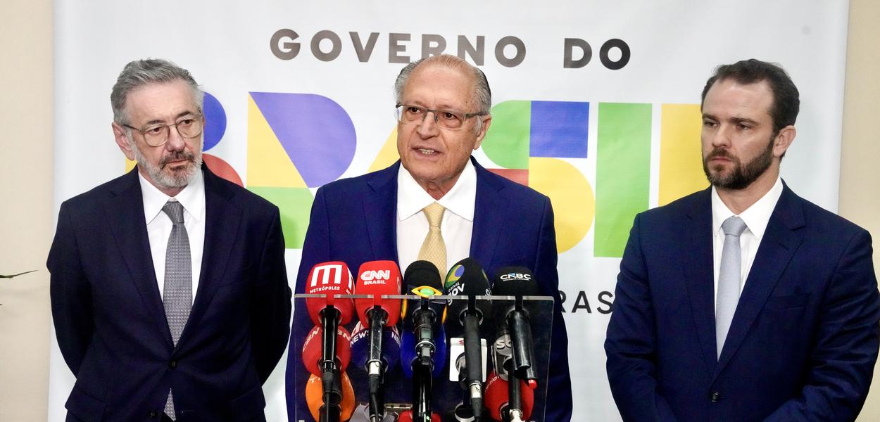 Alckmin critica Flávio Bolsonaro: 'falso patriota'