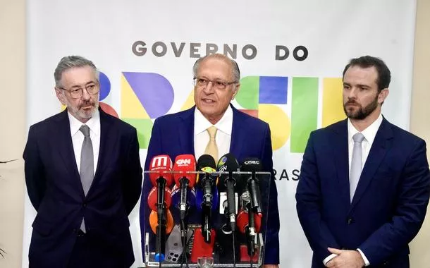 Alckmin critica Flávio Bolsonaro: 'falso patriota'