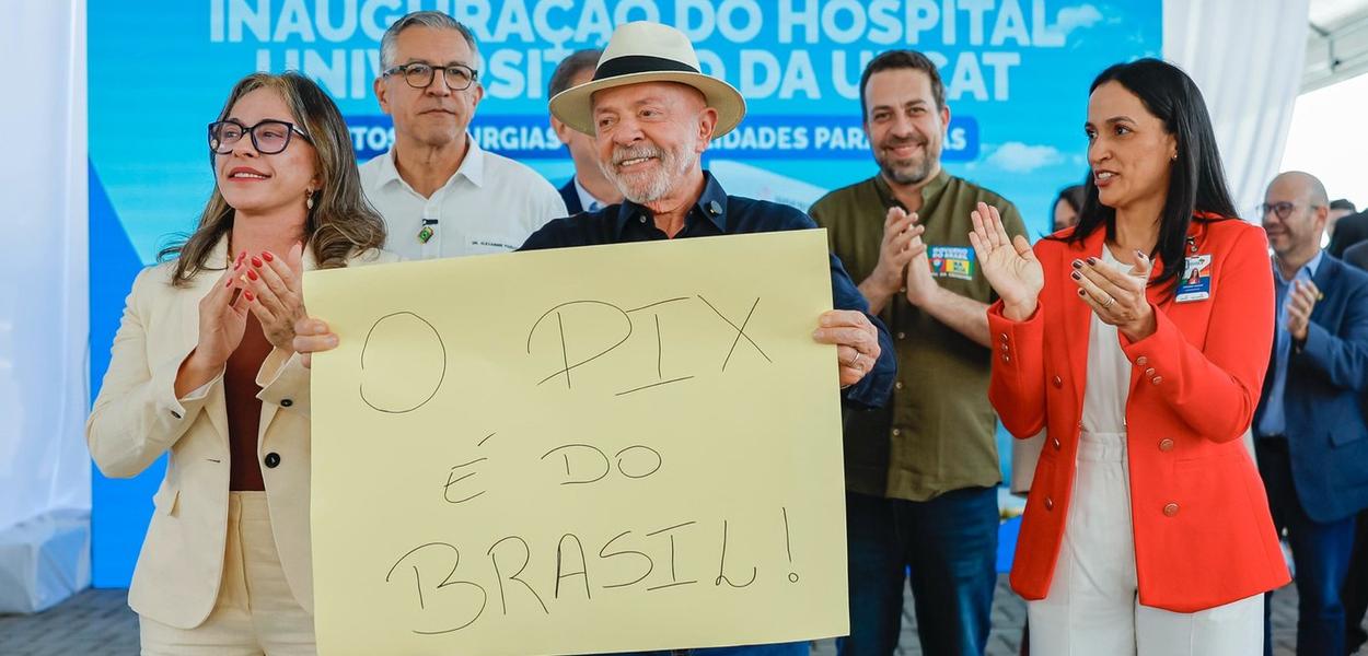 Com faixa em defesa do Pix, Lula diz que novo tarifaço de Trump se baseia em "mentira"