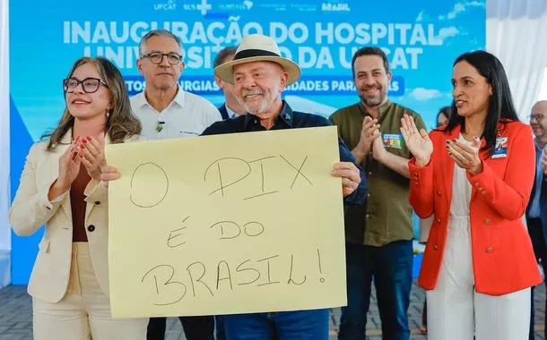 Com faixa em defesa do Pix, Lula diz que novo tarifaço de Trump se baseia em "mentira"