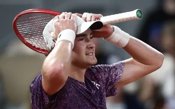 João Fonseca luta até o fim, mas perde para Mensik e se despede de Roland Garros nas quartas