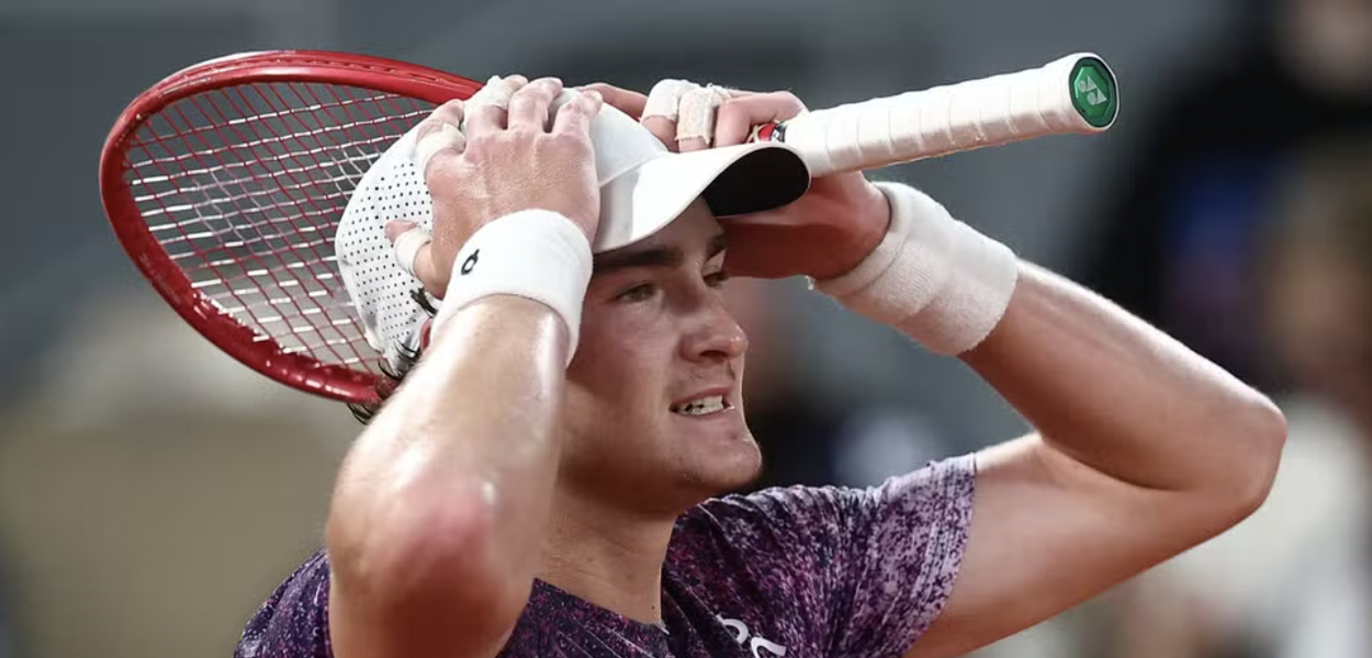 Cover image for João Fonseca luta até o fim, mas perde para Mensik e se despede de Roland Garros nas quartas